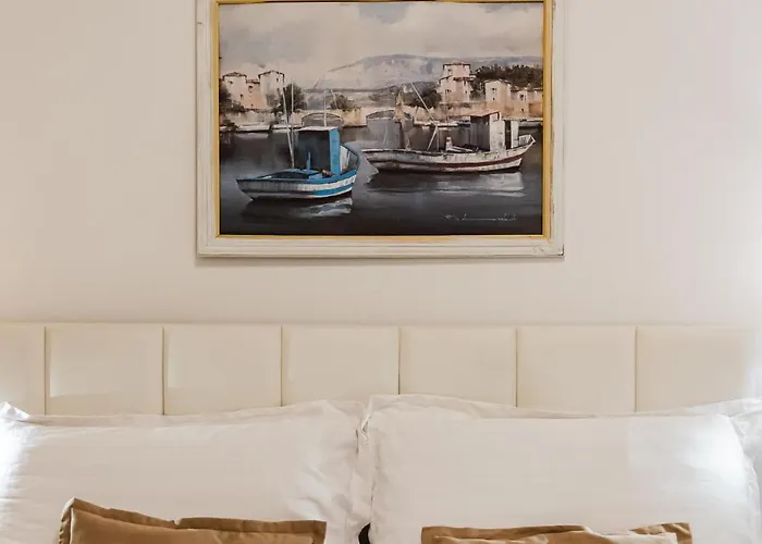 Leo's View By Pikhost 地拉那