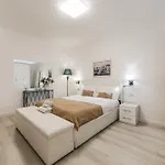Apartment Leo's View By Pikhost Tirana